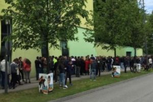 Românii s-au mobilizat pentru votare în Germania. În faţa consulatului României de la Munchen s-au adunat peste 1.000 de persoane