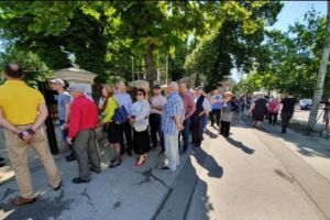Asalt al votanţilor asupra urnelor, în Republica Moldova. Primele imagini, emblematice