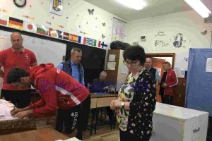 FOTO Jucătorii de la Dinamo au votat la Botoşani. Câinii roşii au mers apoii din secţia de vot pe o terasă