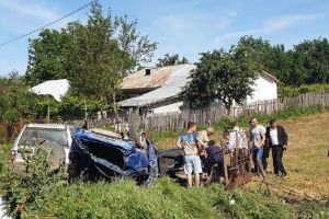 FOTO Tragedie rutieră! Trei tineri au murit după ce au intrat cu maşina într-un stâlp