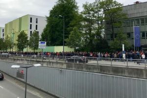 FOTO VIDEO – Mii de români stau la coadă să voteze la Munchen – Se intonează imnul României şi BUG Mafia