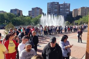 FOTO Botoşănenii aşteaptă la cozi imense, în Madrid, să voteze