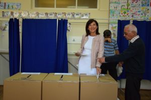 VIDEO – Carmen Iohannis, veselă şi optimistă la vot – Mesajul Primei Doamne pentru toţi românii