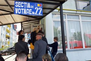 Cozi până în stradă la unele secţii de votare din Bistriţa (FOTO)