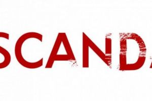 Umilinţa maximă! Fost premier, luat pe sus de oameni