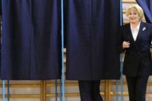 Dăncilă a stat la coadă pentru a vota. Un alegător a certat-o pentru proasta organizare