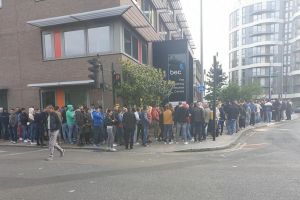 FOTO VIDEO Românii din Londra stau la coadă să voteze – „Hai România! Astăzi e ziua cea mare”