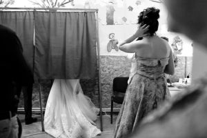 O mireasă patrioată din judeţul Alba a votat înainte de cununia civilă