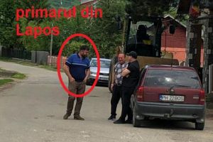 Tentativa de influentare a alegatorilor, in comuna Lapos. PRIMARUL Dumitru Constantin Tirlea sta in fata sectiei de vot si indruma alegatorii
