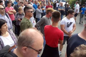 Fotografie trimisă de un hunedorean, cu români stând la coadă la vot în Germania