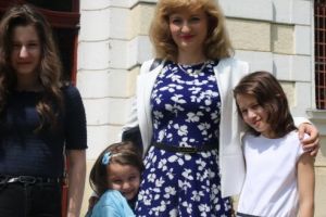 FOTO: Theodora Benedek (PNL), la vot alături de fiicele sale: „Am votat pentru viitorul copiilor noştri”