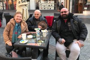 A încetat din viaţă celebrul tată al lui Sandu Lungu! „L-aţi lăsat să moară ca un câine singur în patul de spital”, acuză luptătorul