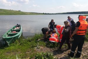 FOTO Femeie găsită înecată într-un iaz din Botoşani. Pompierii au intervenit pentru scoaterea ei