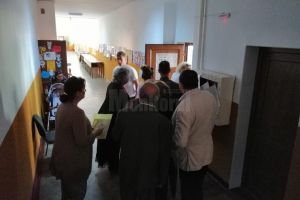 Deşi sucevenii stau la coadă ca să voteze, prezenţa la urne este sub media naţională