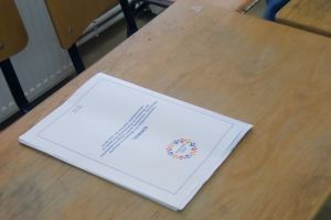 #26mai – Reprezentant al unui partid în secţia de vot, cu însemnele partidului la vedere