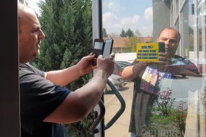 Ivanov loveşte din  nou! Pentru că a aruncat cu fecale pe sediul PNL Bihor, poliţiştii l-au dus la spitalul de nebuni (FOTO)