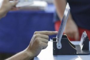 Avertisment! Operatorii de tablete din secţiile de votare insistă ca cetăţenii să voteze şi la Referendum 