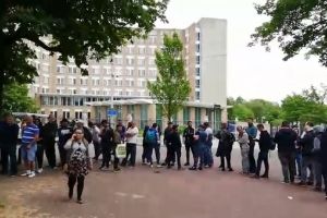 Romanii stau la coada de trei ore pentru a vota, la Haga-Olanda (video)