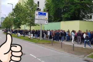 NEBUNIE TOTALĂ în Diaspora: Românii stau ore în şir la cozi uriaşe ca să voteze