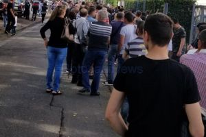 FOTO Botoşănenii stau la cozi uriaşe să voteze şi în Franţa. Au stat şi cinci ore la rând