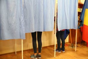Cozi la secţiile de votare din Timişoara. În Complex s-a cerut suplimentarea buletinelor de vot