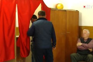 VIDEO. Vot sub supraveghere la Racşa, în judeţul Satu Mare. Câte doi în cabină