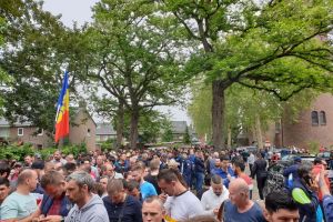 Cozi uriaşe în Diaspora. Preşedintele Iohannis a cerut prelungirea programului de vot: 