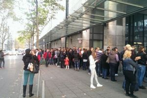 Peste 2.500 de români stau la coadă în Stuttgart – Oamenii aşteaptă de opt ore să voteze