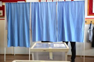 Cozi kilometrice la secţiile de votare din străinătate. BEC nu prelungeşte programul de vot