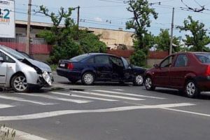 Impact violent într-o intersecţie, la Timişoara. Un bărbat la spital