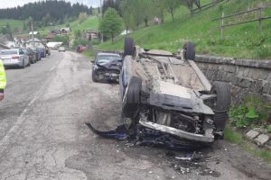 Accident cu trei răniţi, din cauza unei depăşiri efectuate de un şofer băut