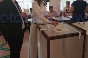 FOTO Vot în rochie de mireasă! Doi tineri din Botoşani au mers la vot în ziua nunţii