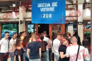 Se cere prelungirea votării după ora 21:00. Autorităţile au uitat că în Mamaia sunt şi turişti. Secţia de votare a rămas fără buletine de vot