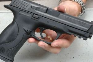 S-a împuşcat în cap! Medicii sunt rezervaţi în privinţa şanselor de supravieţuire