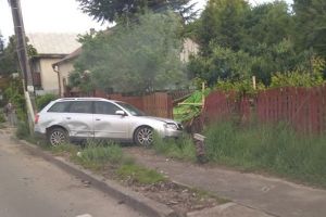 FOTO Accident! Un botoşănean a distrus un gard cu maşina