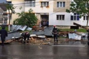 Asigurarea obligatorie a locuinţei nu acoperă pagubele făcute de furtuni: Singuri împotriva naturii!
