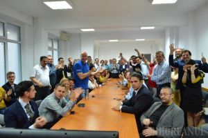 Liberalii bihoreni au izbucnit în urale la aflarea exit-poll-urilor. Bolojan: Acest rezultat este un vot care sancţionează guvernarea României (FOTO)