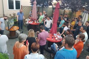 Garden-party! Reprezentanţii USR-PLUS din Bihor au sărbătorit cu şampanie scorul surpriză din alegeri (FOTO / VIDEO)