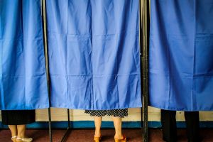 Exit-poll ora 21.00. PSD şi PNL, tot la egalitate. USR, la mai puţin de două procente distanţă