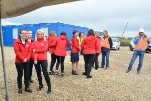 „Roşu de Selina”: La vizita ministrului transporturilor, Beniamin Rus şi-a îmbrăcat angajaţii în roşu