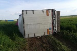 Un tir din Suceava, implicat într-un grav accident la Bacău