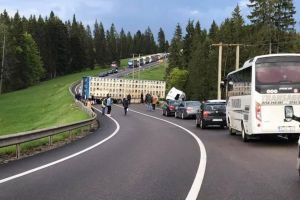 Un autotren a blocat complet circulaţia pe DN 17