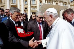 Cărţi şi distincţii din partea Primăriei Dumbrăveni pentru Papa Francisc