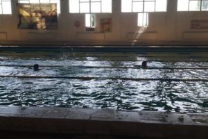 Alo, Primaria? Dobre? La bazinul Vega, copiii sunt obligaţi să înoate în apă murdară