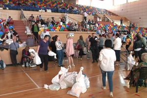 FOTO Peste o sută de persoane aşteaptă încă predarea buletinelor de vot la BEJ