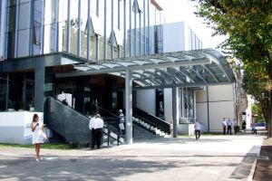 Ce pericole ne pândesc atunci când intrăm în Primărie? Răspunsul e pe bani, pe banii noştri!