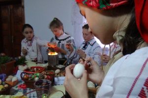 Atelier de încondeiat ouă, la Muzeul de Etnografie