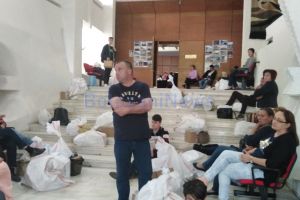FOTO Disperare! Cum aşteaptă reprezentanţii secţiilor de votare să ducă sacii cu buletinele de vot la BEJ