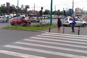 Trei persoane la spital în urma unui accident. Un şofer a trecut pe roşu, celălalt era beat