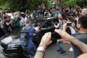 UPDATE VIDEO/LIVE Liviu Dragnea huiduit la Penitenciarul Rahova de mai mulţi protestatari